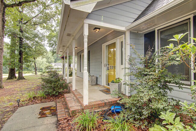 Building Photo - 2315 Treetop Ln