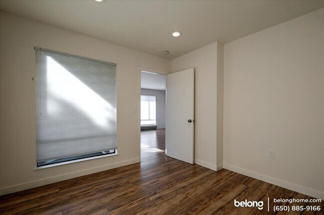 Building Photo - 7 Commodore Dr