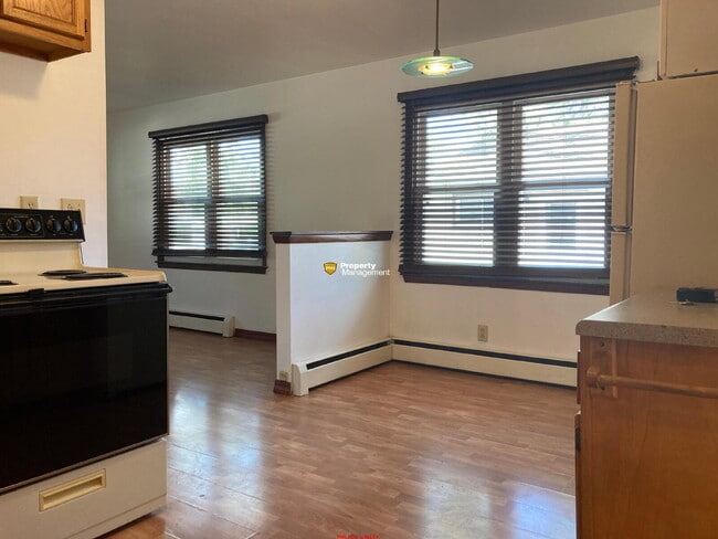 Building Photo - Duplex Neenah