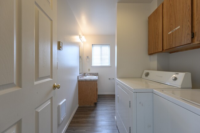 3-Bed 2-Bath Bathroom / Laundry - Lion Head