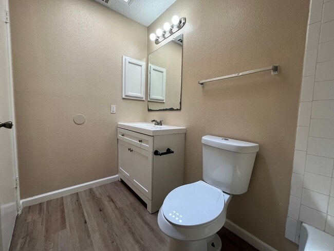 Building Photo - 5525 Lochmoor