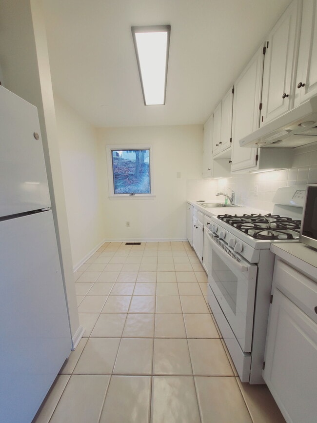 Building Photo - 57 Whitmore Ln