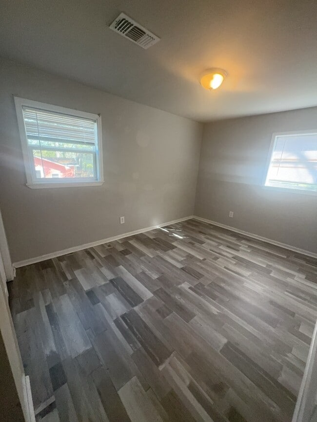 Building Photo - 905 Raymond Rd