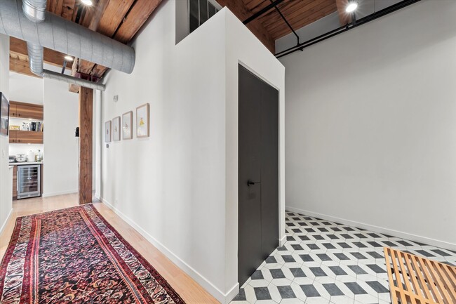 Building Photo - 2511 W Moffat St