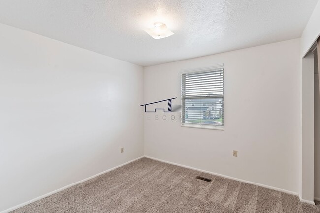 Building Photo - Roy Utah Twin Home for Lease!