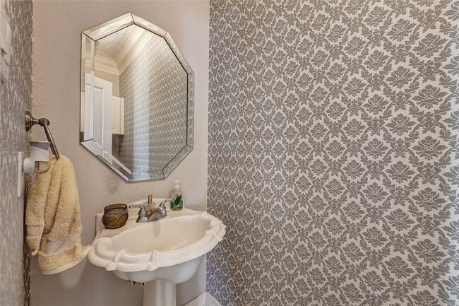 Building Photo - 835 Rosine St