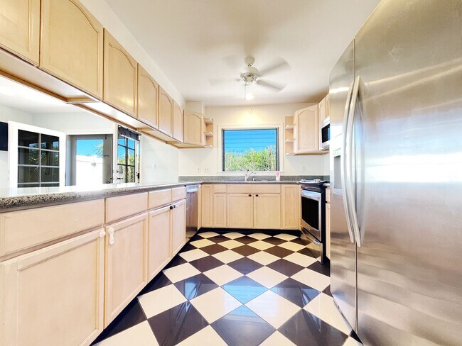 Building Photo - Dog Friendly 2/2 Kailua Duplex with one off-street parking!