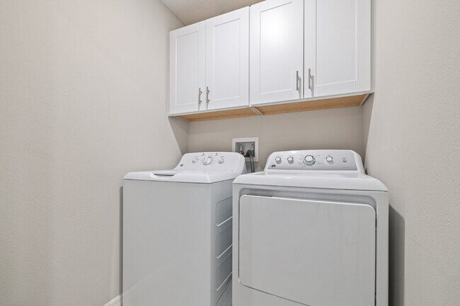 Building Photo - "Charming 3-Bed Sanctuary in Lutz with gre...