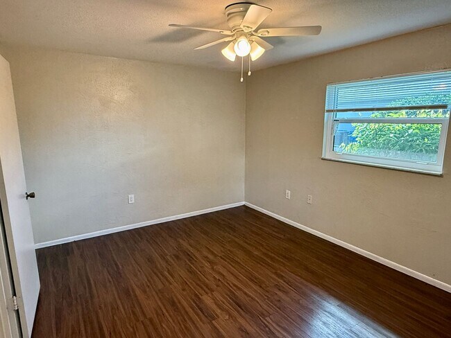 Building Photo - Beautiful Palm Harbor 2/2 Located on Peace...