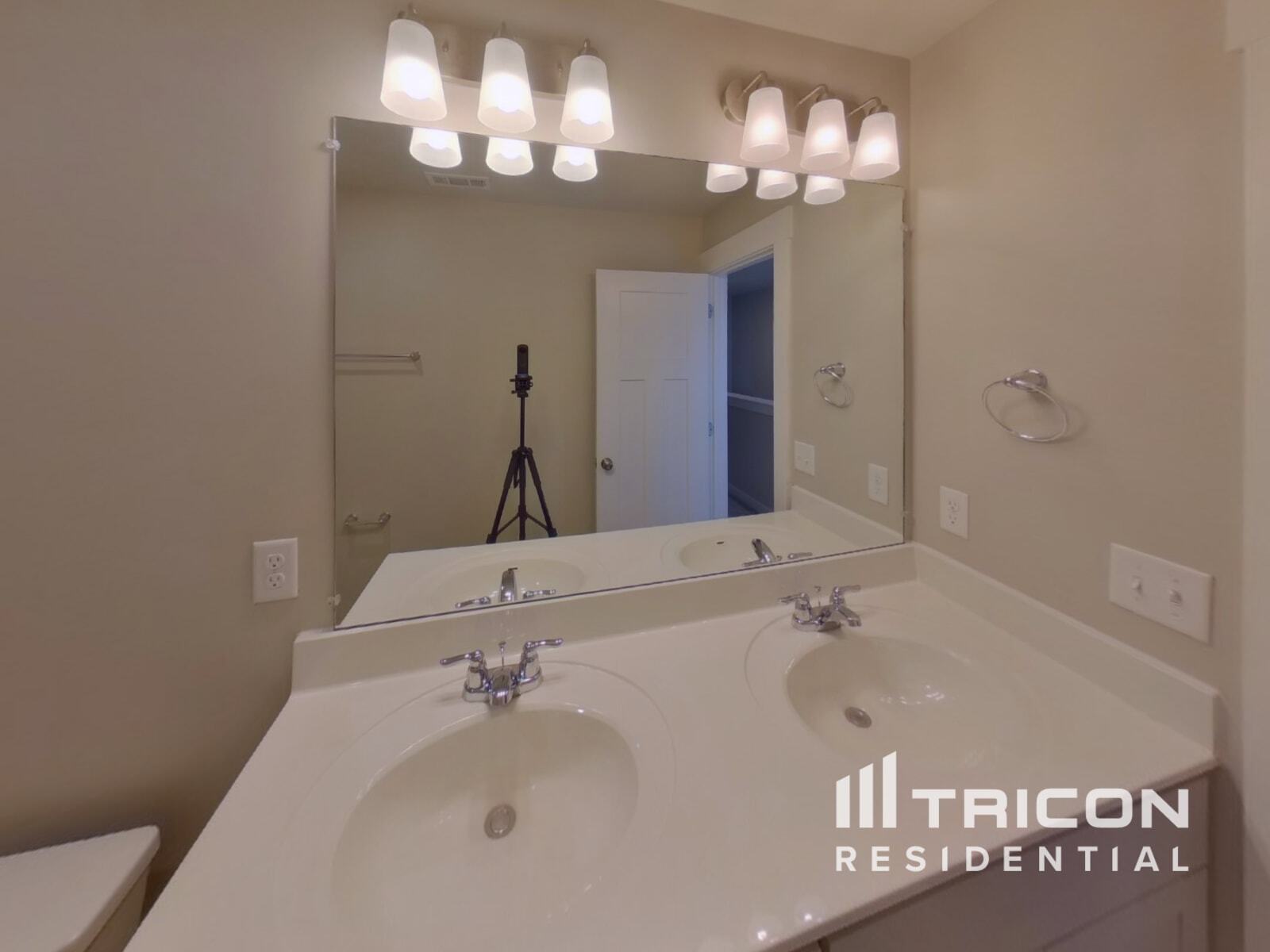 Building Photo - 4941 Kingdom Dr