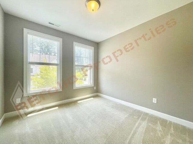 Building Photo - Beautiful 3 Bedroom Townhome with 3rd Floo...