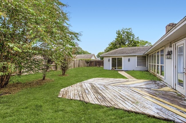 Building Photo - 15710 Sandy Hill Dr