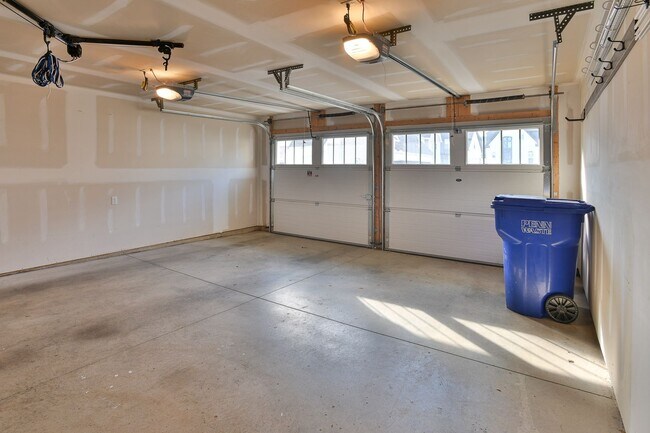 Building Photo - Beautiful Townhome in Arcona Community