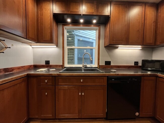 Building Photo - Large NW Portland Home Near Shops & Restaurants with Finished Basement & Bay Windows