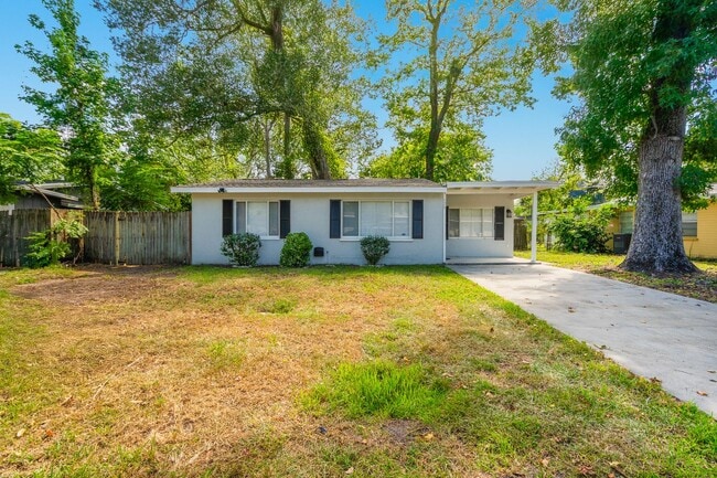 Building Photo - Beautifully Remodeled 3 Bedroom Home in th...