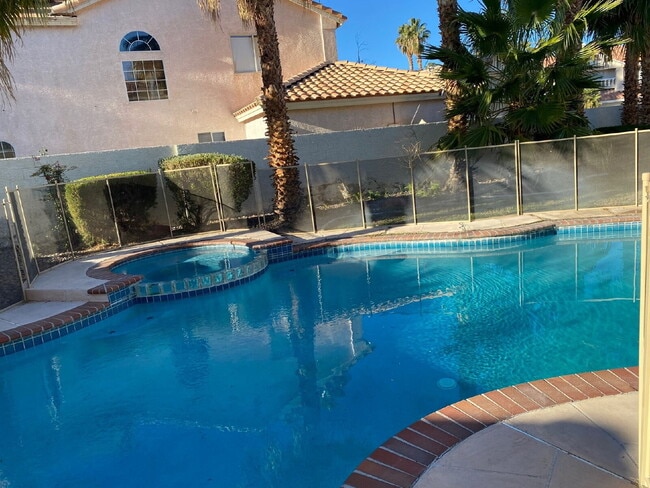 Building Photo - 5-bedroom split level home with GRASS/PRIVATE POOL