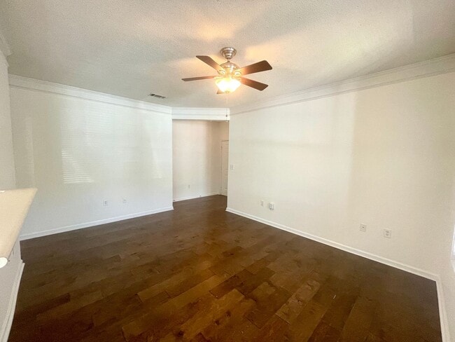 Building Photo - 2 Bedroom, 2 Bath Condo in Southampton Poi...