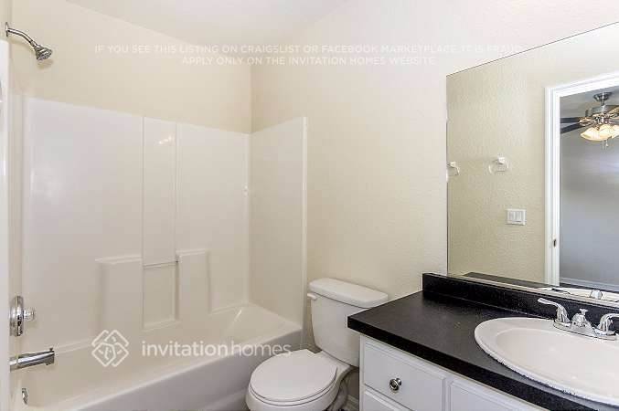 Building Photo - 1052 Mosaic St