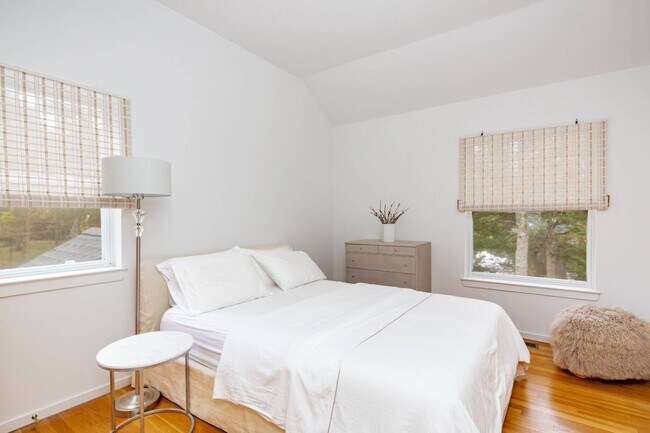 Building Photo - 43 Wooded Oak Ln