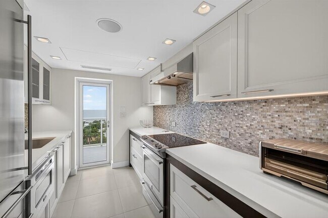 Building Photo - 2715 N Ocean Blvd