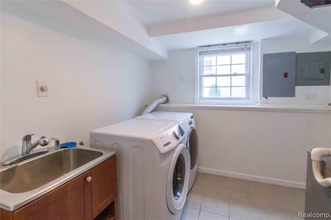 Building Photo - 1834 Fairview St