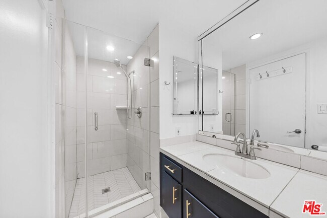 Building Photo - 148 S Reeves Dr