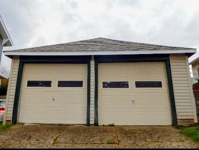 Building Photo - 3300 6th St SW