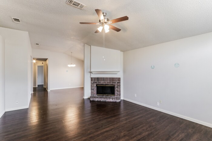 Building Photo - 2111 Dandelion Dr