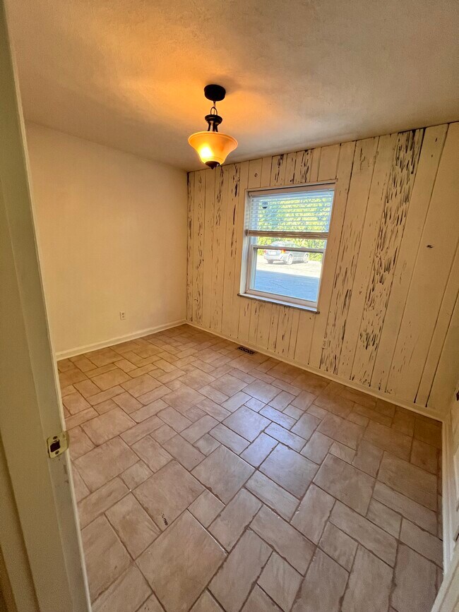 Building Photo - 680 Overland St