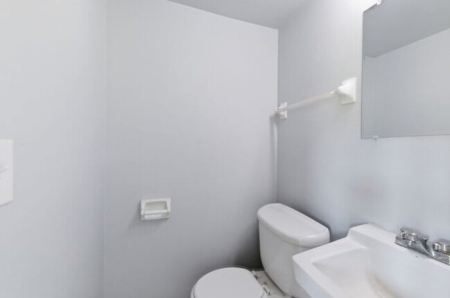 Building Photo - Prime Bellevue Location! 3-Bed Townhouse with 1.5 Baths