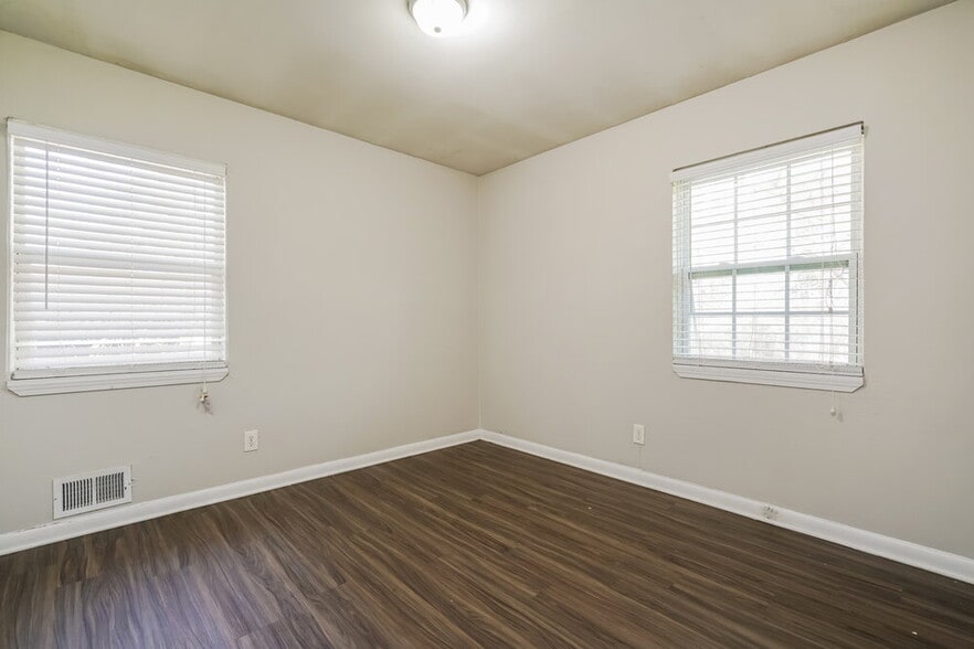 Building Photo - 640 Oakdale Dr