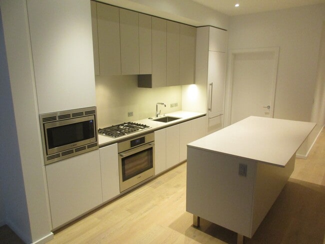 Building Photo - Vista Condominiums - 1 bedroom/1 bath Pearl District condo w/parking/storage/amenities/most utili...