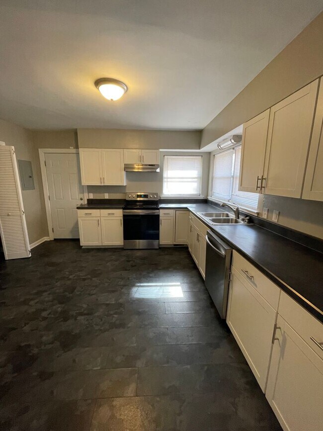 Building Photo - Adorable Brick Home!