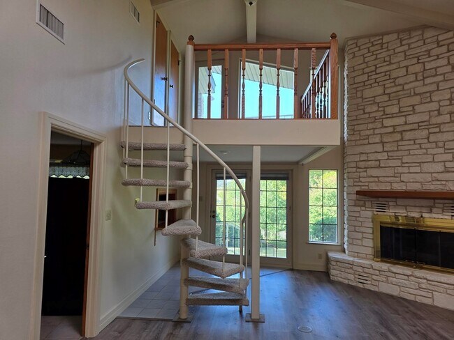 Building Photo - 2212 Rock Creek Dr
