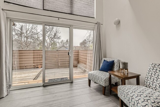 Building Photo - Spacious 3-Level Townhome w/ Private Primary Suite