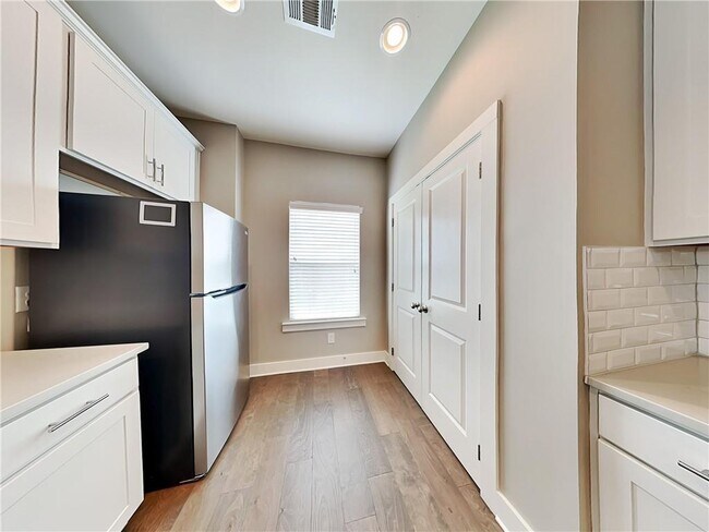 Building Photo - 6423 Shalks Xing Dr