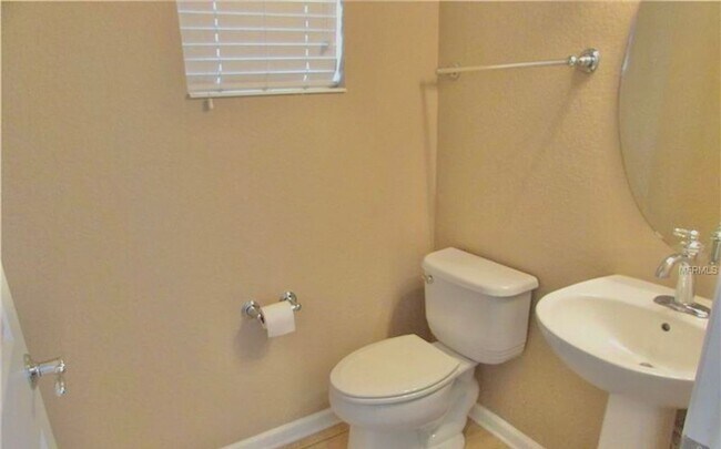 Building Photo - Beautiful 3 Bed 2.5 Bath Gated Townhome fo...