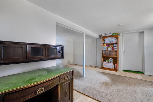 Building Photo - 1059 E Shore Rd