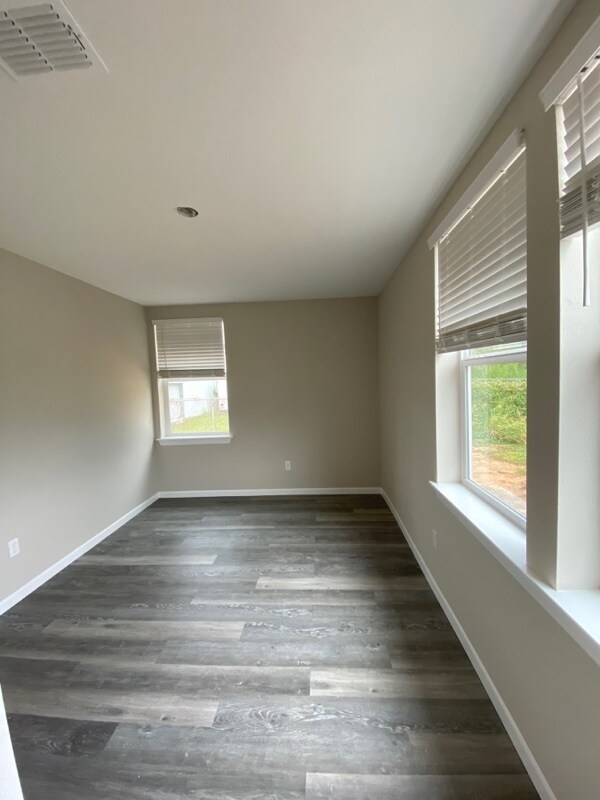 Building Photo - 907 Magnusson Ave