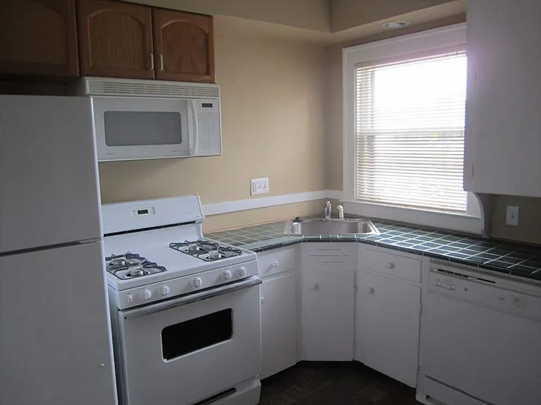 Kitchen - 164 Jewell St