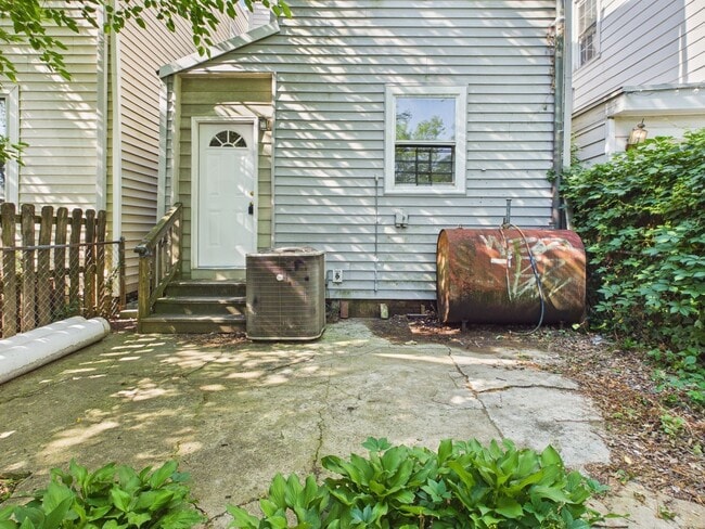 Building Photo - 2108 W Cary St