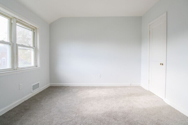 Building Photo - 1096 Cameron Rd