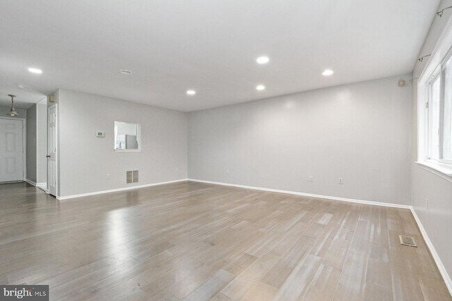Building Photo - 54 Hamlet Dr