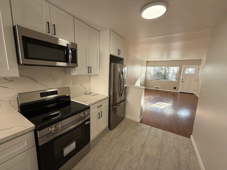 Building Photo - 2430 Fern St