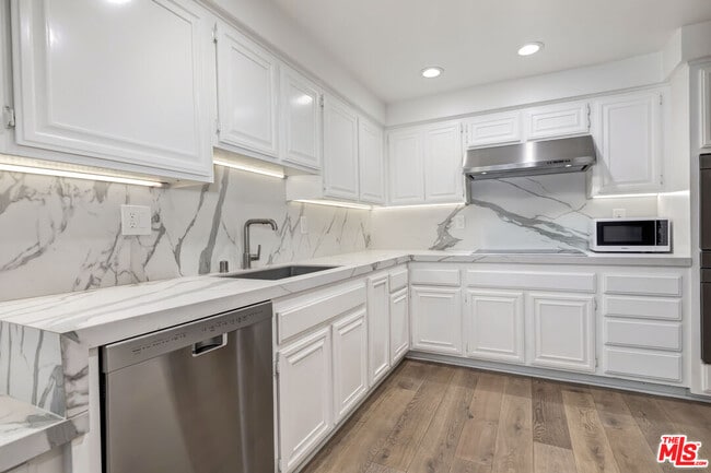 Building Photo - 133 S Oakhurst Dr