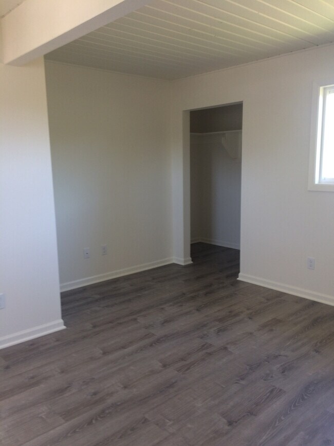 Building Photo - Updated 2 Bedroom 1 bath duplex in NW Corvallis!