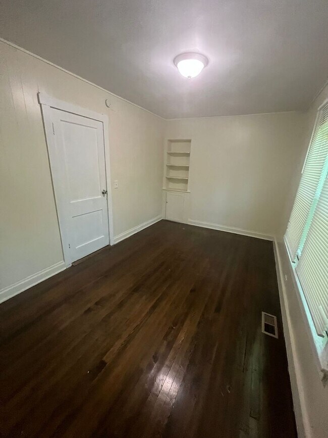 Building Photo - Spacious & Smart Layout! 3-bedroom, 1-bath...