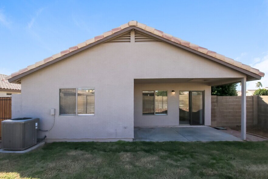 Building Photo - 9914 E Diamond Ave