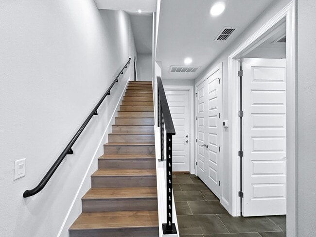 Building Photo - Stunning Townhome in the Heart of Tampa with Rooftop Terrace - 3beds|3.5bath