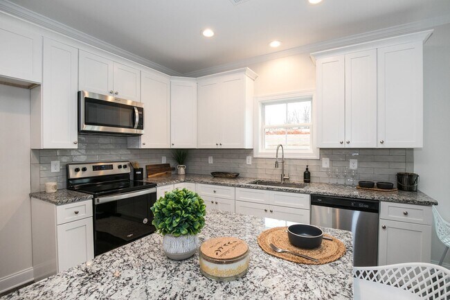 Building Photo - Luxury 2-Bedroom Townhome for Rent in Chimney Oaks – Golf Community Living!